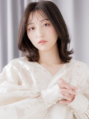 ダークアッシュくびれミディアムハイレイヤーウルフ30代40代