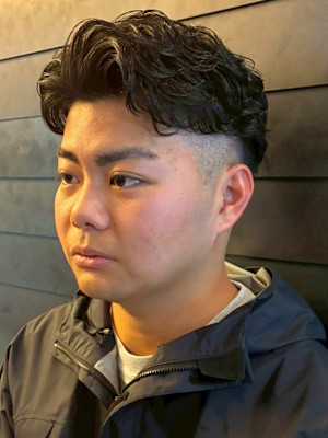 アップバング ニュアンスパーマ カジュアル スキンフェード