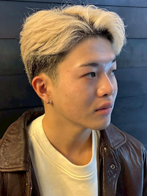 ホワイトベージュ ハイトーン ブリーチ ツーブロック 20代