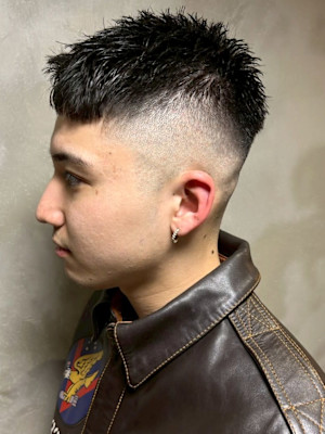 ベリーショート フェードカット 黒髪 スキンフェード 20代