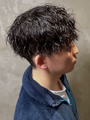 ツイスパ ツーブロックマッシュ 黒髪ショート 束感 20代