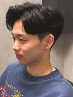 ナチュラルパーマ センターパート 黒髪 ツーブロック 20代