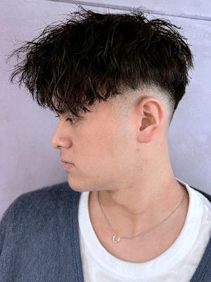 スキンフェード 刈り上げショート ニュアンスパーマ 20代