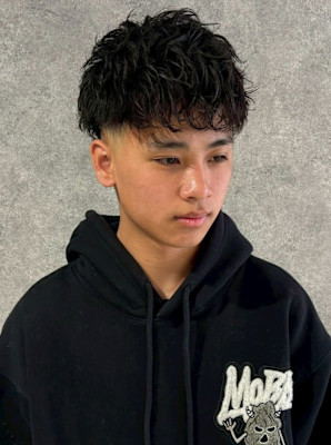 ツーブロック スペインカール メンズパーマ 黒髪 20代