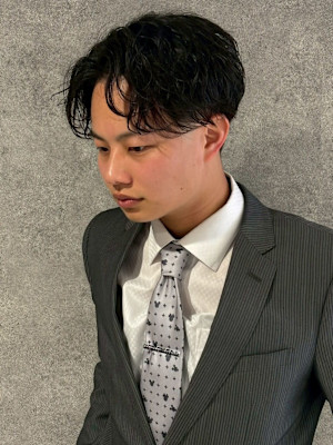 センターパート ツーブロック ビジネスヘア フェザーパーマ