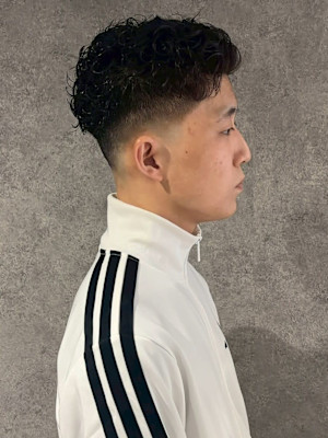 刈り上げ アップバング ビジネスヘア 黒髪 フェード 20代