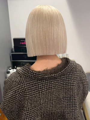 切りっぱなしボブ ハイトーン ブロンドベージュ ブリーチ