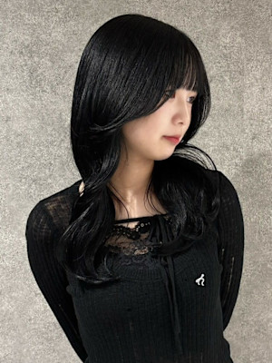 アッシュブラック 顔周りレイヤー 前髪カット 韓国ヘア 艶髪