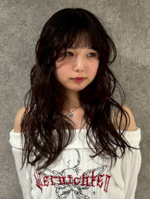 パーマ ナチュラルブラウン 顔周りカット ロング 20代