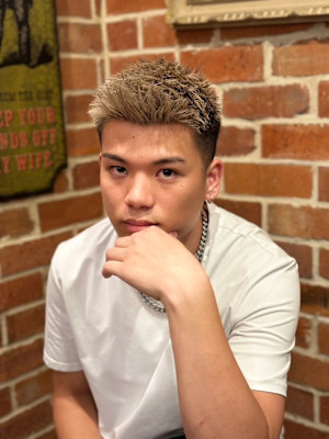 ベリーショート×シルバーベージュ｜短髪フェードで男らしさUP