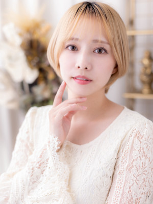 金髪ハイレイヤーウルフ小顔シャギーショート　ミディアムレイヤ