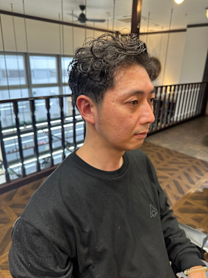 大人の色気を引き出す無造作スパイラルパーマ