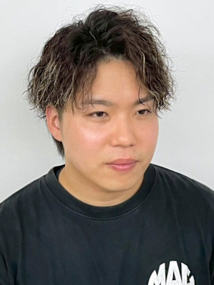 ツイストスパイラルパーマ ツーブロック 20代 メッシュ