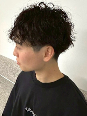 センターパート ナチュラルパーマ 黒髪 ビジネス 20代