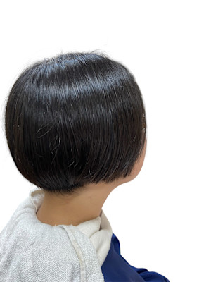 前下がりショートボブ。襟足はスッキリ刈り上げて