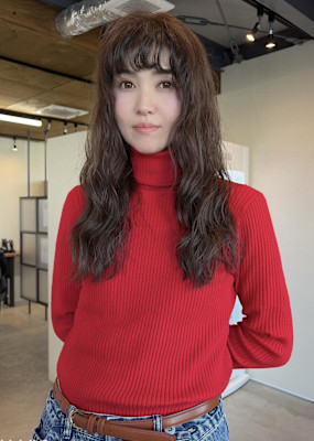 シルバーベージュ×抜け感ロングウェーブパーマ