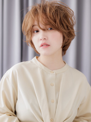 ミルクブラウン小顔フェザーショートマッシュパーマ10代20代
