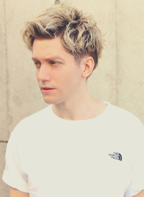 刈り上げセンターパートサーフカールフェザーパーママレットヘア