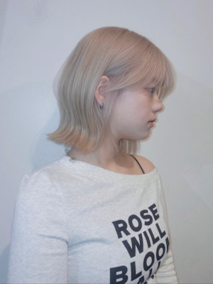 ホワイトベージュ　ボブレイヤー　ハイトーン　くびれボブ