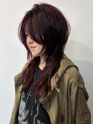 ハッシュカット × ダブルカラーで魅せるディープレッド