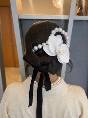 タイトシニヨンでつくる上品スタイル