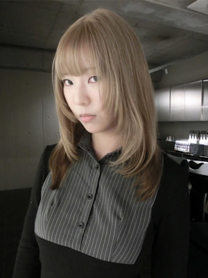 上品レイヤー×艶ベージュミディ