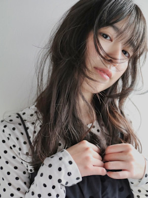 透けバング×ゆるウェーブロング