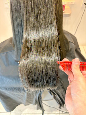 寒色系でも抜群のツヤ！髪質改善ヘアカラー