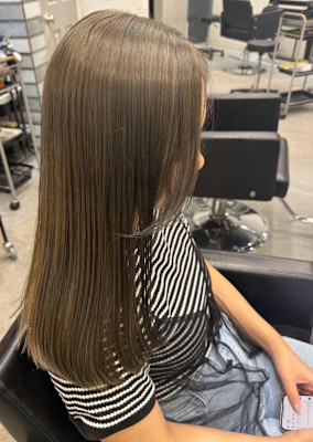 オリーブベージュ