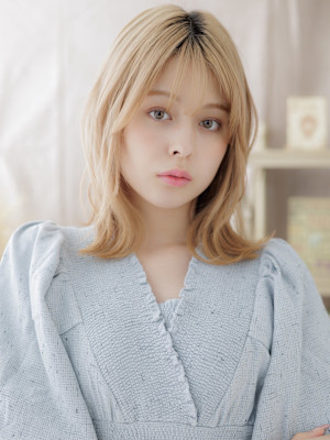 韓国風金髪アンブレラカラーくびれシャギーカットミルクブラウン