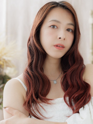 波巻きウェーブチェリーレッドくびれロング　モカブラウン