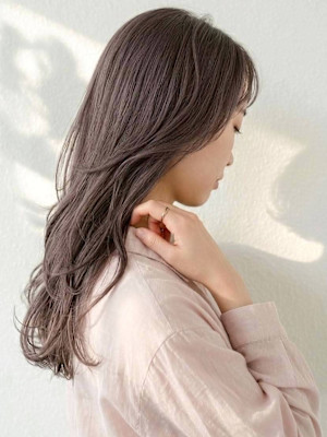 顔周りレイヤー 透明感カラー 韓国風ヘア 20代 アッシュ