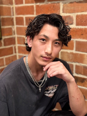 【スペインカール】強めパーマ×黒髪で魅せるワイルドショート