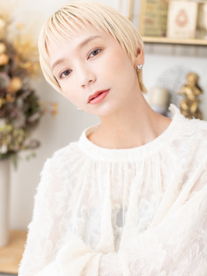 オン眉ホワイトブロンド小顔ショートウルフ　シャギショートb