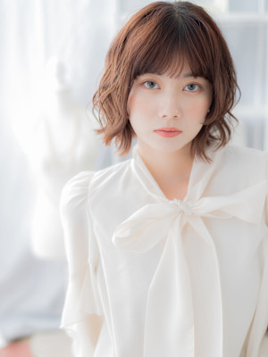 顔周りカットハッシュボブウルフミディアム　レイヤーボブb