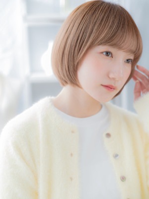 切りっぱなしナチュラルぱっつん前髪丸みボブ　シャギショートb