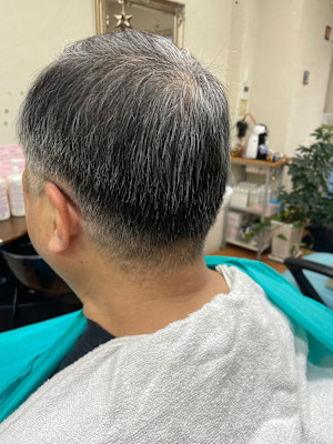 トップに軽さと動きを出し、サイドと襟足はすっきり整えてバラン