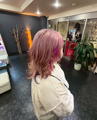 イヤリングカラー　レイヤーカット　ピンクカラー