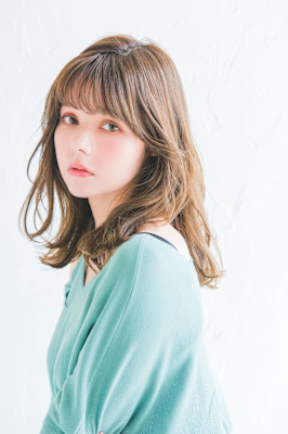 ラフでキュートなセミロングヘア