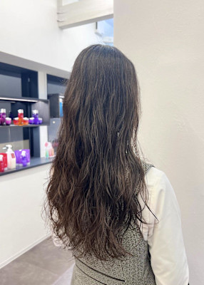 雰囲気出すロングヘアパーマ