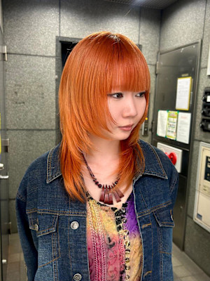 高発色オレンジカラー×レイヤースタイル