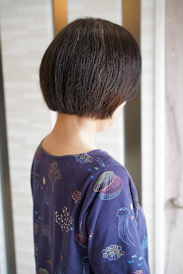 丸みシルエットのシンプルショートボブ