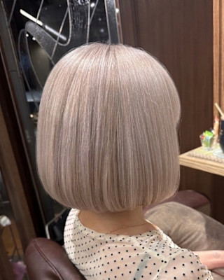 【透明感ベージュ×ミニボブ】美人印象へ導く上品ハイトーン
