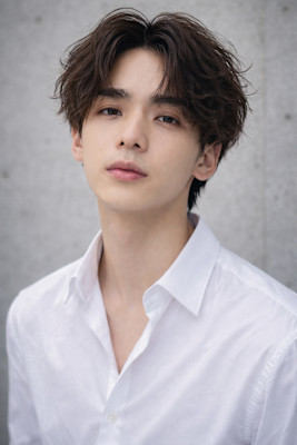 毛流れハンサムショートセンターパートメンズ黒髪爽やか