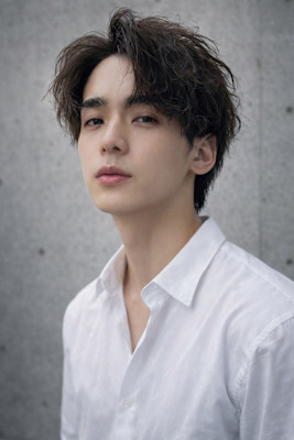 毛流れハンサムショートセンターパートメンズ黒髪爽やか