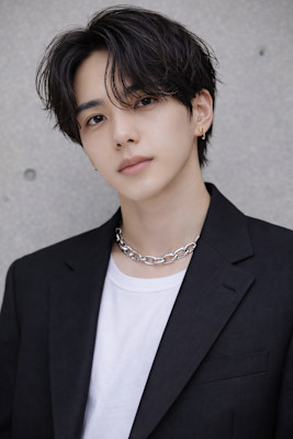 毛流れハンサムショートセンターパートメンズ黒髪爽やか