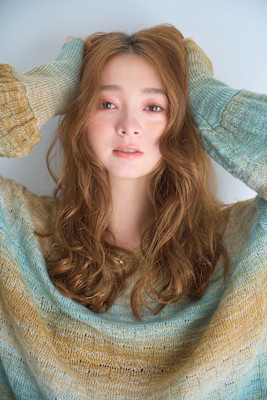 外国人風フリンジウェーブアンバーベージュ