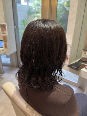 動きをプラス◎大人のメディアムパーマでイメチェン