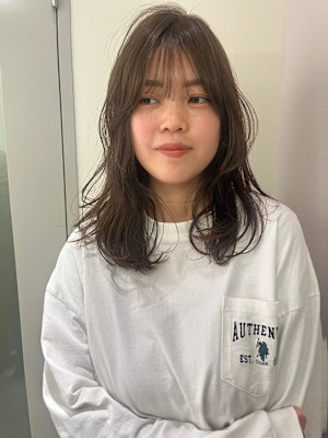 ナチュラルレイヤー×ゆる外ハネミディ