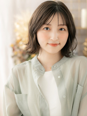 外ハネ黒髪オリーブグレー小顔ハッシュカット　グレージュb